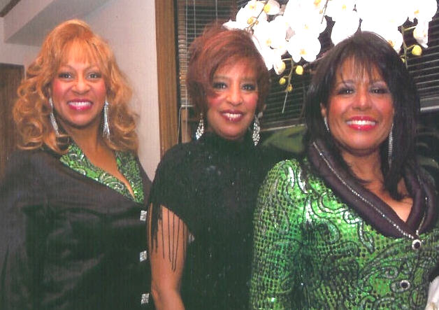 Scherrie Payne, Lynda Laurence and Joyce Vincent in green outfits performing on stage