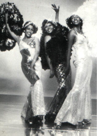 Scherrie Payne and Lynda Laurence vintage 1975 performance photo, The Supremes
